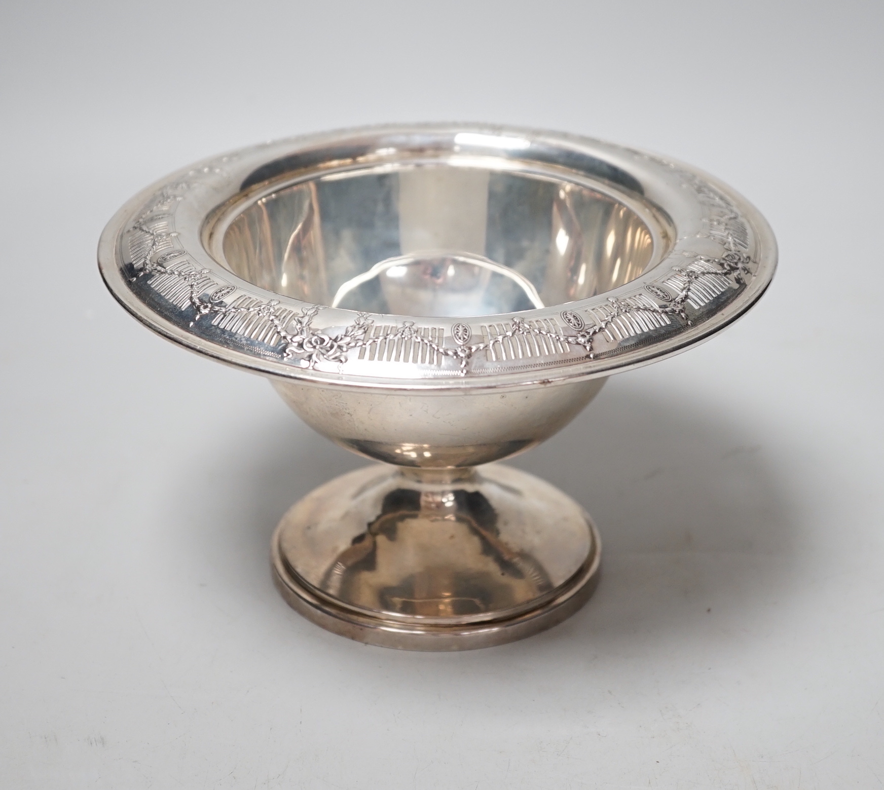 A sterling pedestal bowl, with pierced border, (lacking liner?), diameter 18.5cm, 9.3oz.